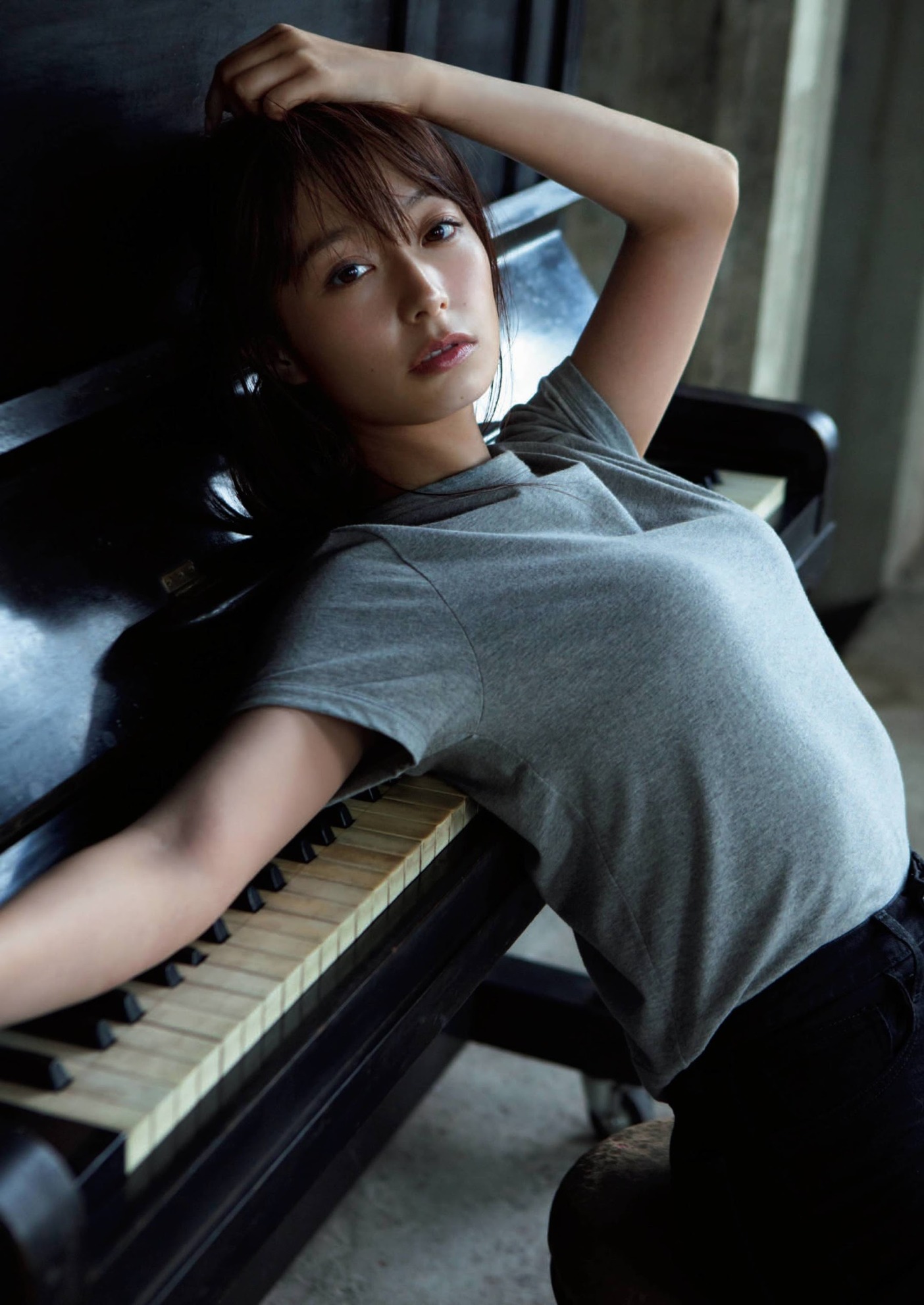 Misato Ugaki 宇垣美里, Shukan Bunshun 2020.12.03 (週刊文春 2020年12月3日号)