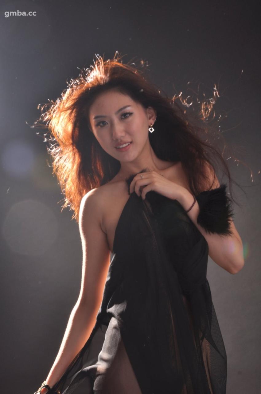 名模宫如敏私拍黑纱透视装图